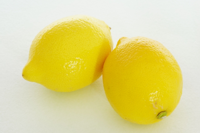 二つのレモンが並んでいる画像