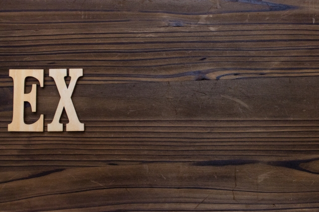木の板にEXの文字
