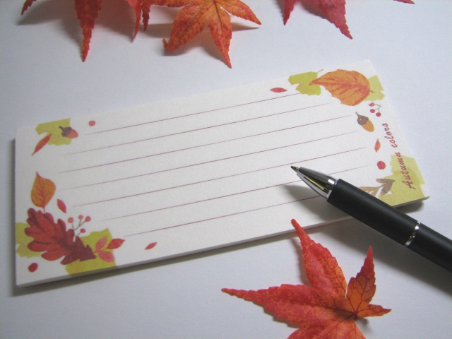 便箋とペン、落ち葉